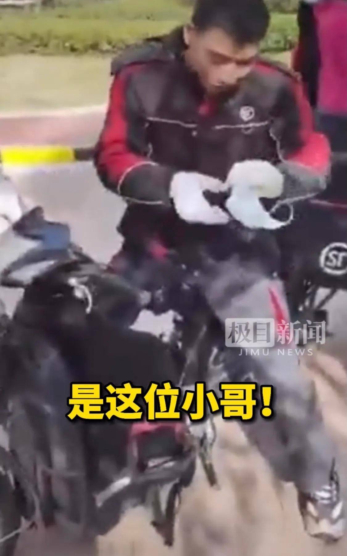 快递小哥救人后被大妈强行摘口罩，武汉一居民家中失火快递小哥勇救一家三口